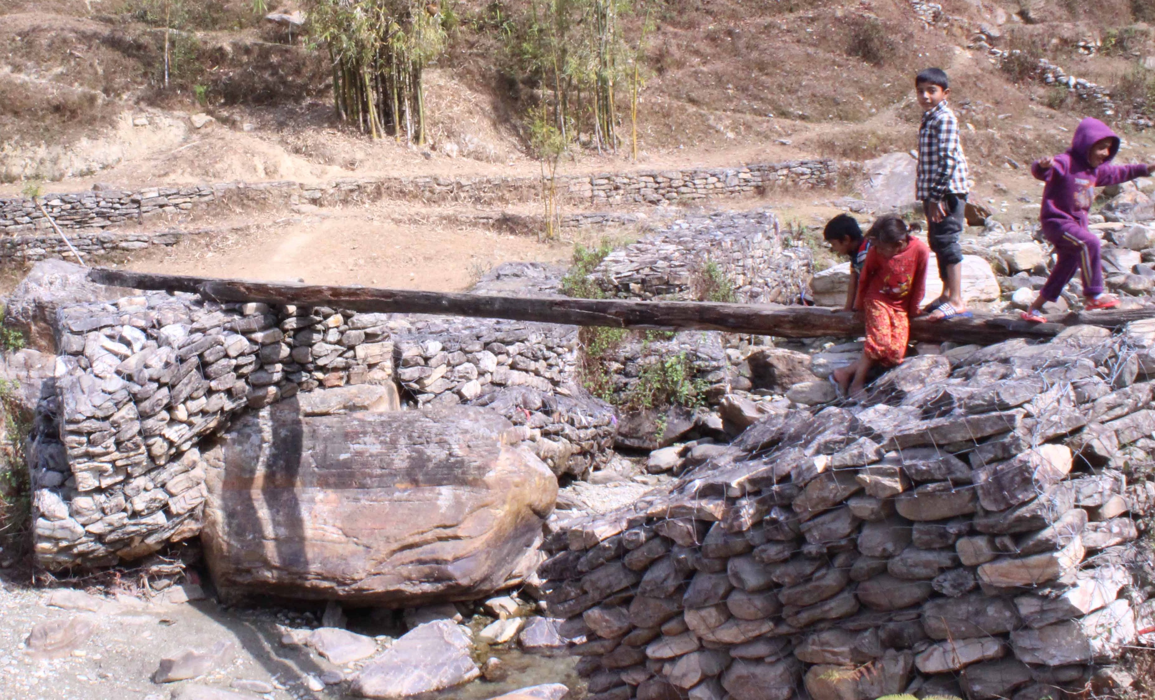 जोखिम मोल्दै साँघुवाट खोलो तर्दै